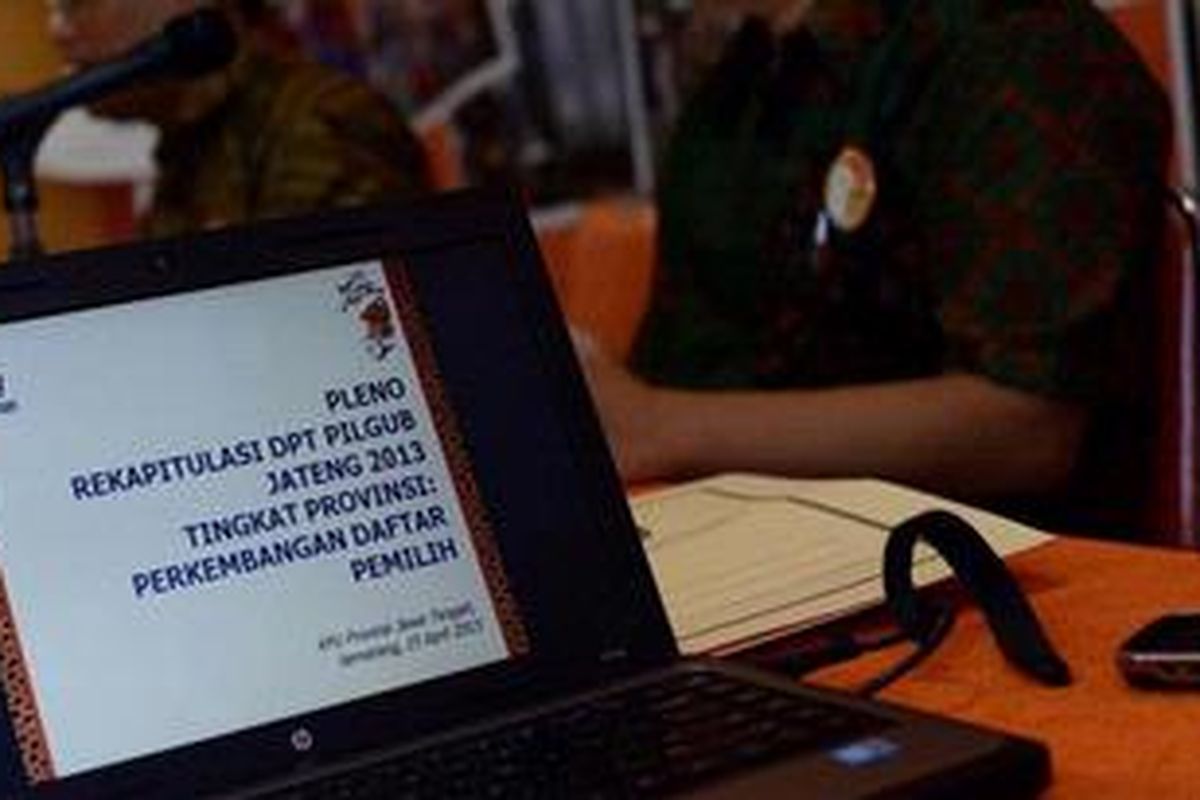 Komisi Pemilihan Umum Jawa Tengah mengumumkan rekapitulasi daftar pemilih tetap pemilihan gubernur Jawa Tengah 2013 di Kantor KPU Jateng, Kota Semarang, Senin (15/4/2013). Terdapat 27.385.985 pemilih tetap yang nantinya terbagi menjadi 61.951 tempat pemungutan suara di seluruh Jawa Tengah.

