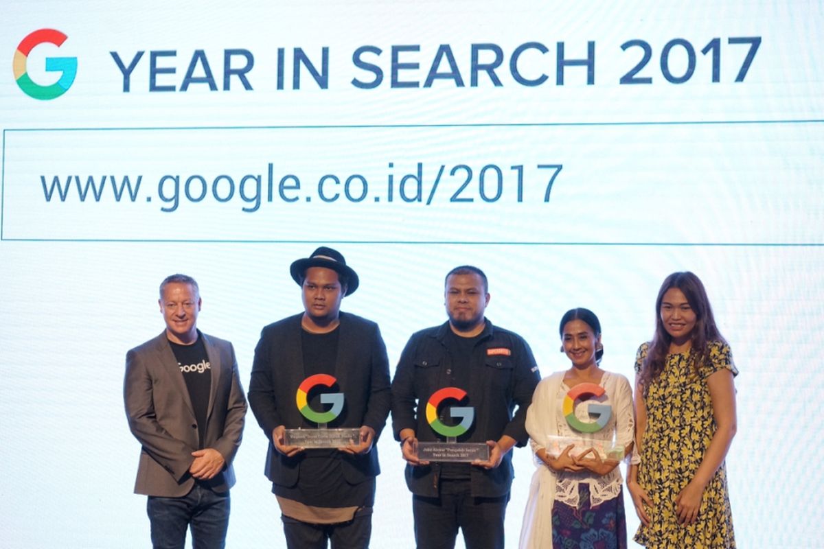 Kiri ke kanan: Managing Director Google Indonesia Tony Keusgen, enyanyi Surat Cinta untuk Starla Virgoun, sutradara film Pengabdi Setan Joko Anwar, pemeran tokoh ibu di film Pengabdi Setan Ayu Laksmi, dan Products Communications Head Google Indonesia Putri Silalahi berfoto dalam acara pengumuman Google Year in Search 2017 di Jakarta, Rabu (13/12/2017).
