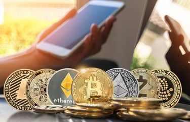 Ilustrasi aneka uang kripto (cryptocurrency). Ilustrasi Bitcoin. Hukum uang kripto