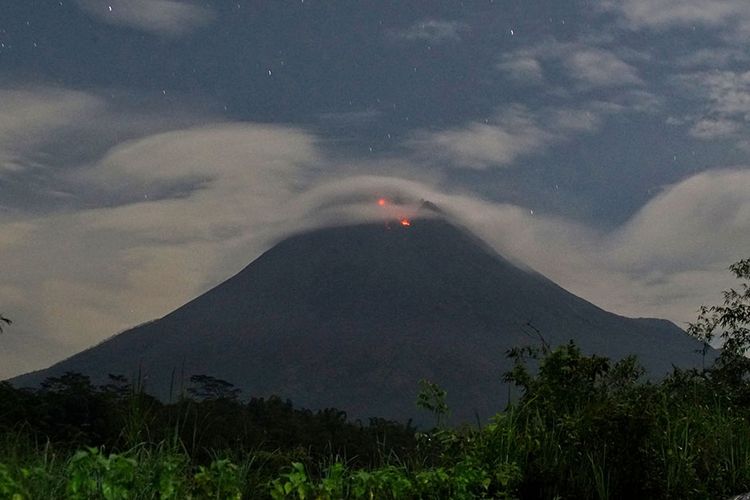 Gunung Merapi mengeluarkan lava pijar yang terlihat dari Tunggul Arum, Wonokerto, Turi, Sleman, D.I Yogyakarta, Rabu (6/1/2021). Balai Penyelidikan dan Pengembangan Teknologi Kebencanaan Geologi (BPPTKG) DI Yogyakarta mencatat pada periode pengamatan Rabu ini pukul 00.00-06.00 WIB, Gunung Merapi mengalami guguran lava pijar sebanyak dua kali dengan intensitas kecil arah kali Krasak sejauh 400 meter dari puncak.