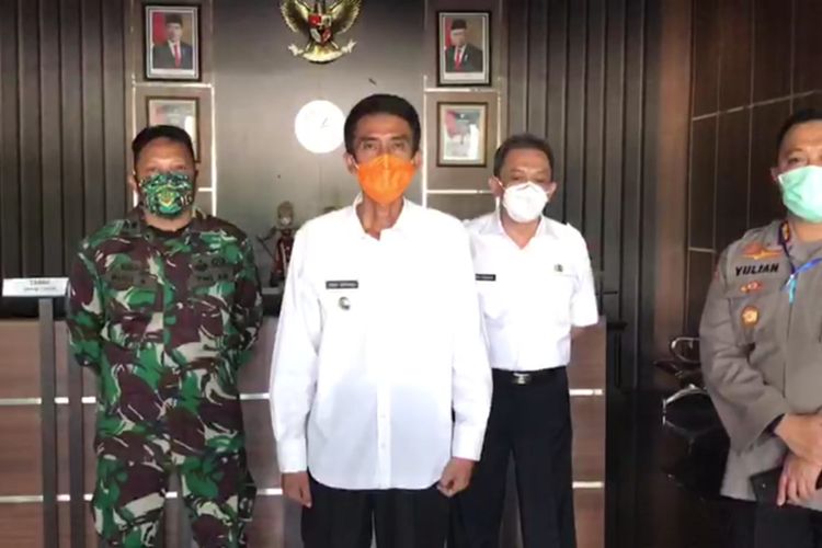 Wakil Wali Kota Banjar, Nana Suryana (bermasker oranye) saat menyampaikan update jumlah pasien positif, PDP dan ODP Covid 19 di Setda Kota Banjar.