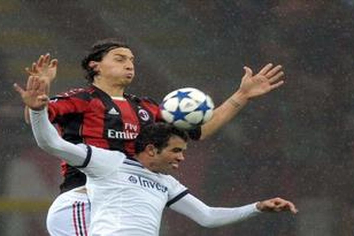 Penyerang AC Milan, Zlatan Ibrahimovic (kiri) berebut bola dengan gelandang Tottenham Hotspur, Sandro, pada leg pertama 16 besar Liga Champions, di San Siro, Selasa (15/2/2011).