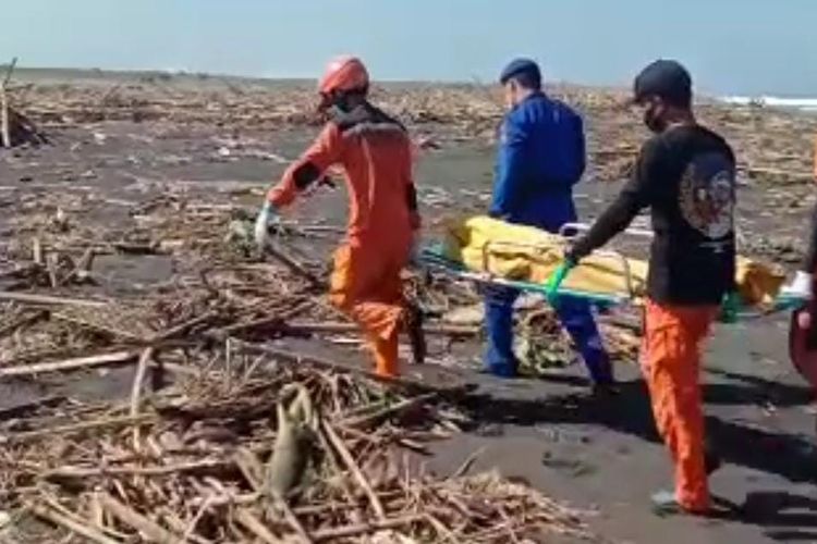 Evakuasi penemuan mayat di Pantai Paseban Kencong Kabupaten Jember pada Rabu (22/6/2022) 