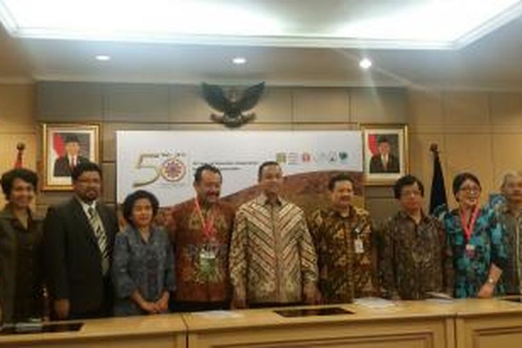 Menteri Pendidikan dan Kebudayaan Republik Indonesia Anies Baswedan bersama jajaran direksi Southeast Asian Ministers of Education Organisation di Kantor Kemendikbud, Kamis (8/10/2015).