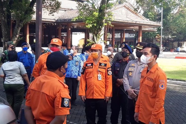 Wali Kota Solo Gibran Rakabuming Raka, Wakil Wali Kota Solo Teguh Prakosa, Kepala BPBD Nico Agus Putranto dan Kapolresta Solo Kombes Pol Ade Safri Simanjuntak saat mengecek peralatan kebencanaan dalam apel kesiapsiagaan di Balai Kota Solo, Rabu (17/11/2021).