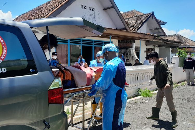 Petugas saat mengevakuasi jasad korban ke RSUD Blambangan Banyuwangi 