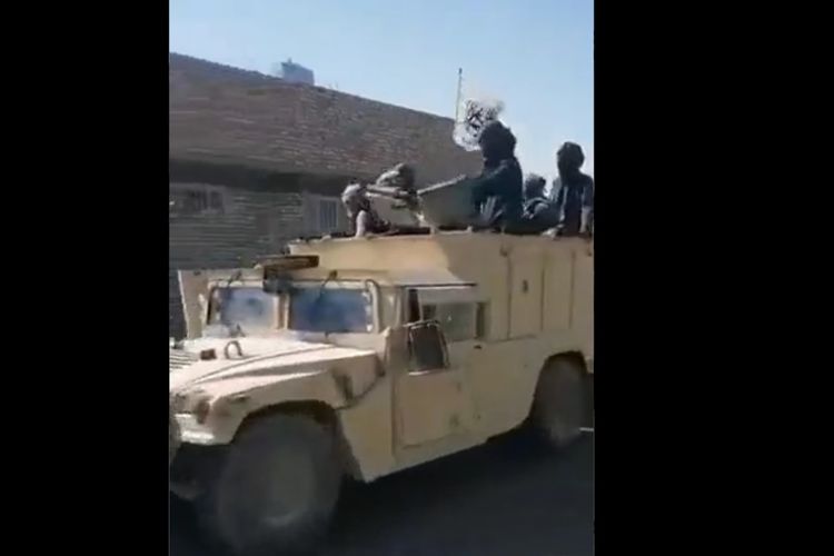 tangkapan layar video yang menunjukkan milis Taliban berparade menggunakan Humvee milik AS setelah merebut Zaranj, ibu kota provinsi Nimroz, Afghanistan, Jumat (6/8/2021).