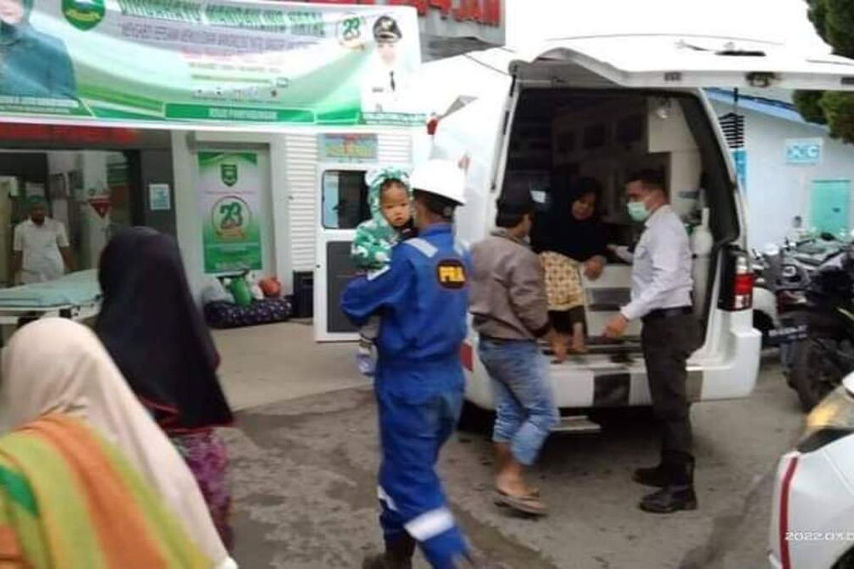 Warga korban diduga keracunan gas H2S Proyek PLTP Sorik Marapi PT SMGP saat dibawa ke rumah sakit yang ada di Panyabungan, Mandailing Nata (Madina), Sumatera Utara.