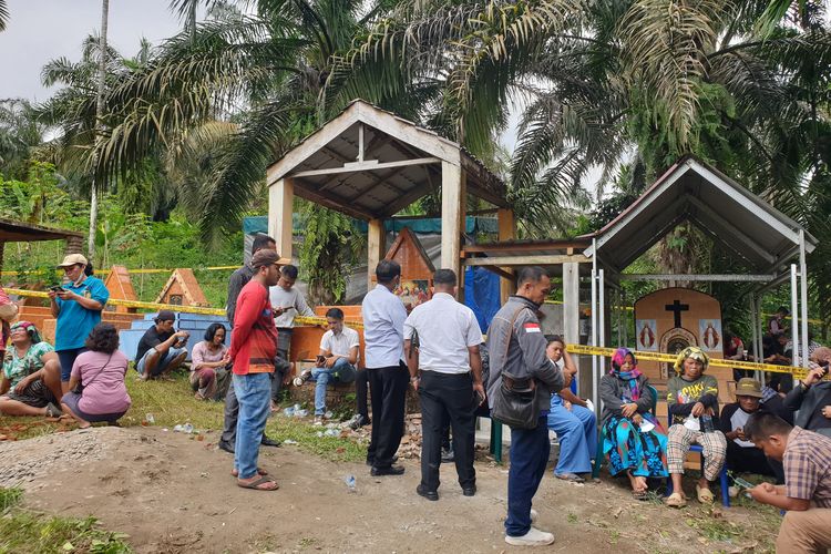 Polresta Deli Serdang melakukan proses ekshumasi makam siswa bernama Rindu Syahputra Sinaga (14) yang meninggal dunia usai dihukum squat jump 100 kali oleh gurunya di Desa Negara Beringin, Kabupaten Deli Sedang, Sumatera Utara (Sumut), Selasa (1/10/2024).