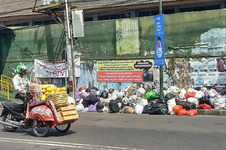 SAMPAH MENUMPUK: Sampah di Jalan HOS Cokroaminoto TERLIHAT menumpuk pada Kamis (18/4/2024) siang.
