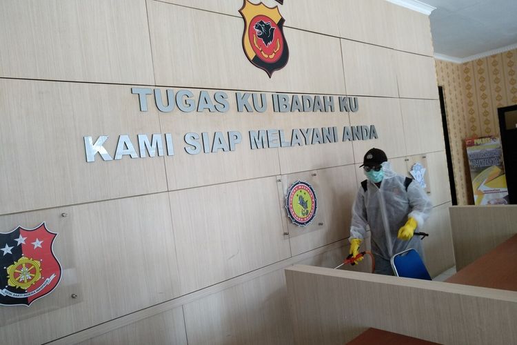 Petugas Tim Dokkes Polres Tasikmalaya Kota sedang menyemprotkan disinfektan di tiap ruangan, Rabu (18/3/2020).