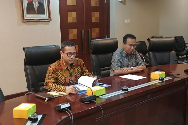 Direktur HAM dan Kemanusian Kementerian Luar Negeri (Kemlu) Dicky Komar dan Deputi KSP bidang HAM Ifhdhal Kasim di Kompleks Istana Kepresidenan, Jakarta, Selasa (30/1/2018).
