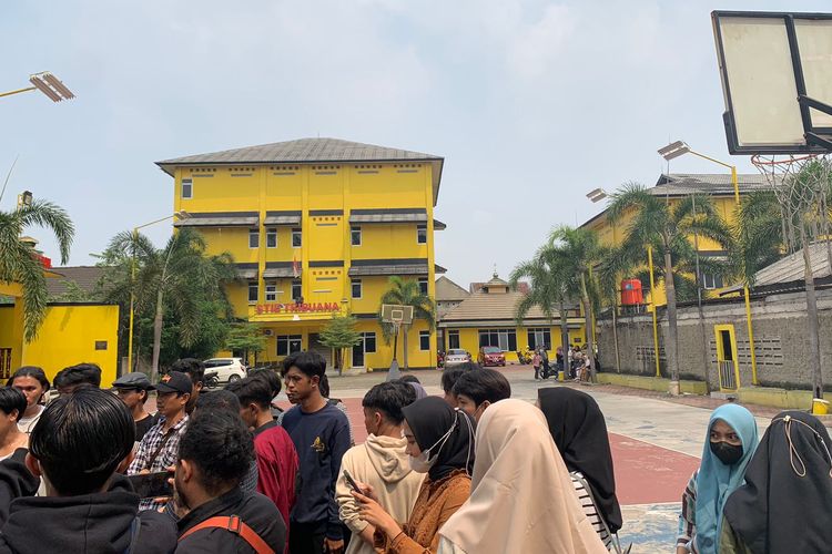 Para mahasiswa menyeruduk kampus mereka menuntut kejelasan dari pihak kampus STIE (sekolah tinggi ilmu ekonomi) Tribuana, Margahayu, Bekasi Timur, Senin (5/6/2023). STIE Tribuana dicabut izin operasionalnya oleh Kementerian Pendidikan, Kebudayaan Riset, dan Teknologi (Kemendikbudristek).