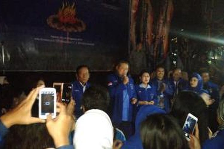 Ketua Umum Partai Demokrat Susilo Bambang Yudhoyono bernyanyi menutup rapat pleno Partai Demokrat di Cipanas,  Jawa Barat, Jumat (28/8/2015).