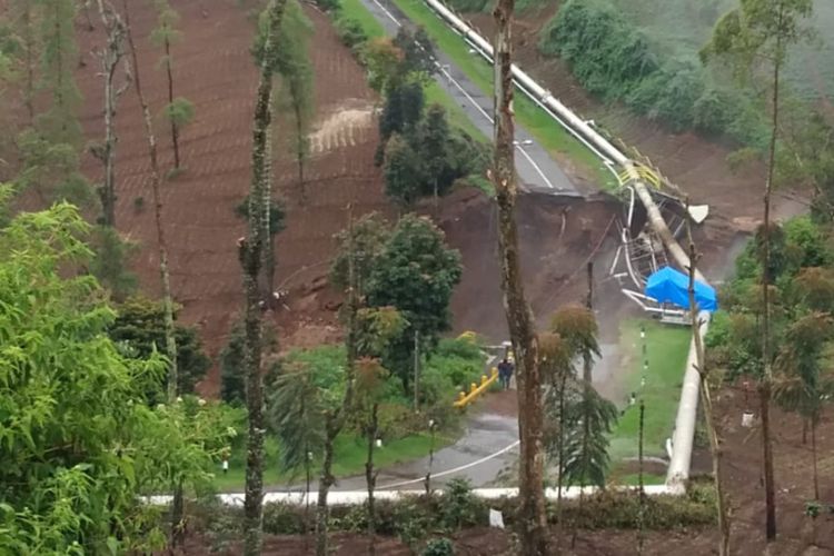 Longsoran sepanjang 100 meter di Blok Cikupakan, Desa Karyamekar, Kecamatan Pasirwangi, Garut, Jawa Barat, yang berada di kawasan operasi pembangkit listrik panas bumi milik PT Star Energy, Jumat (19/11/2021).