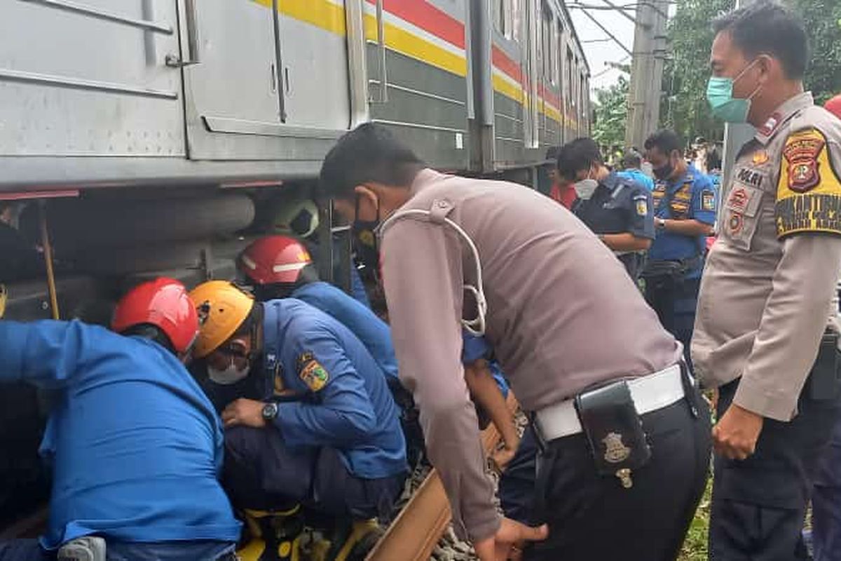 KRL Commuter Line menabrak motor di Tanah Abang, Jakarta Pusat, Selasa (26/10/2021).