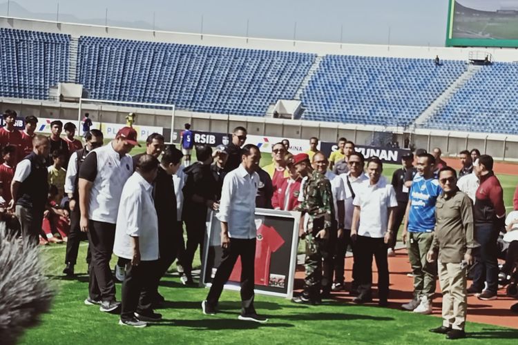 Presiden Jokowi saat mengunjungi Stadion Si Jalak Harupat (SJH) pada Rabu (12/7/2023) dalam lawatannya Presiden mengecek kesiapan SJH serta menyaksikan seleksi Tim Nas U-17.