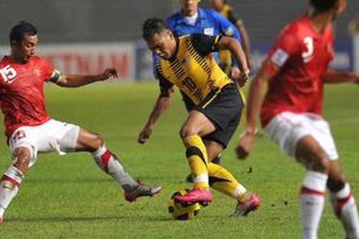 Firman Utina (kiri), saat melawan Malaysia. Firman mencetak gol pertama Indonesia saat lawan Laos, Sabtu (4/12/10), dan dia juga membuat gol ketiga yang membawa Indonesia unggul 3-0.