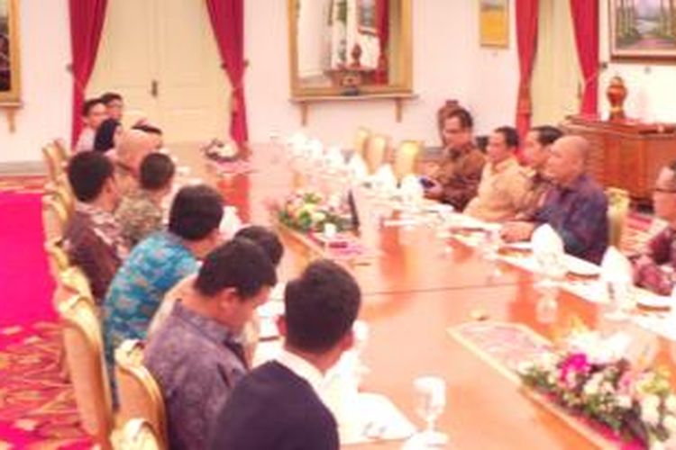 Presiden Joko Widodo bertemu stand up comedian di Istana Kepresidenan, Kamis (17/12/2015).