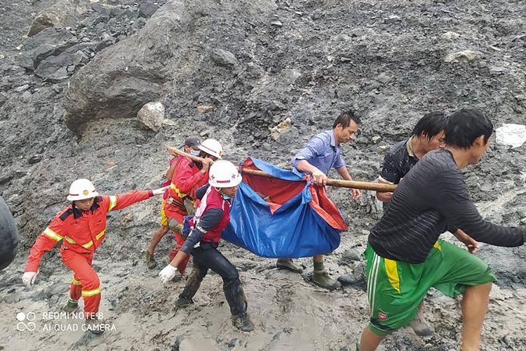 Dalam foto ini yang dirilis dari Departemen Pemadam Kebakaran Myanmar, sukarelawan membawa mayat korban dalam tanah longsor dari area penambangan batu giok di Hpakant, negara bagian Kachin, Myanmar utara Kamis, (2/7/2020).