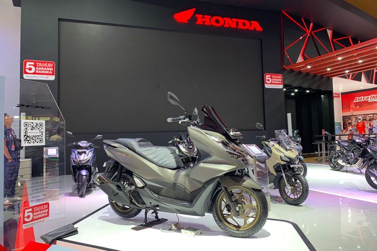 Honda PCX 160 di booth Honda pada ajang IIMS 2024