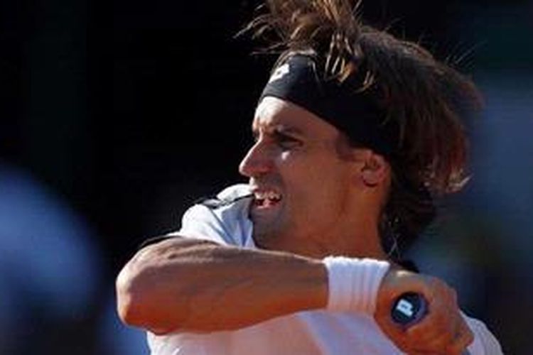 Petenis Spanyol, David Ferrer, mengembalikan bola dari petenis Perancis, Jo-Wilfried Tsonga, pada laga semifinal French Open, Jumat (7/6/2013).