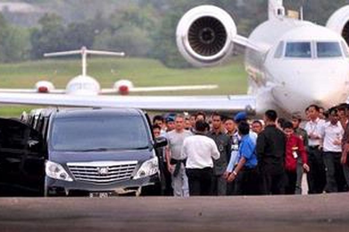 Pelatih Real Madrid Jose Mourinho (tengah) tiba di Bandara Halim Perdana Kusuma, Jakarta (13/6/2012). Setelah itu dia akan acara meet and greet di Hotel Borobudur.