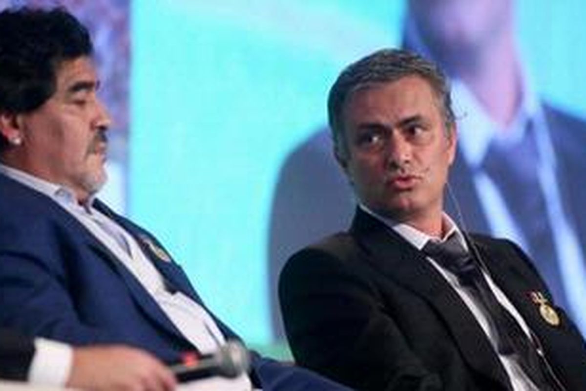 Legenda Argentina, Diego Maradona (kiri), dan pelatih Real Madrid, Jose Mourinho (kanan), berbincang dalam sebuah acara di Dubai, Uni Emirat Arab, Jumat (28/12/2012).