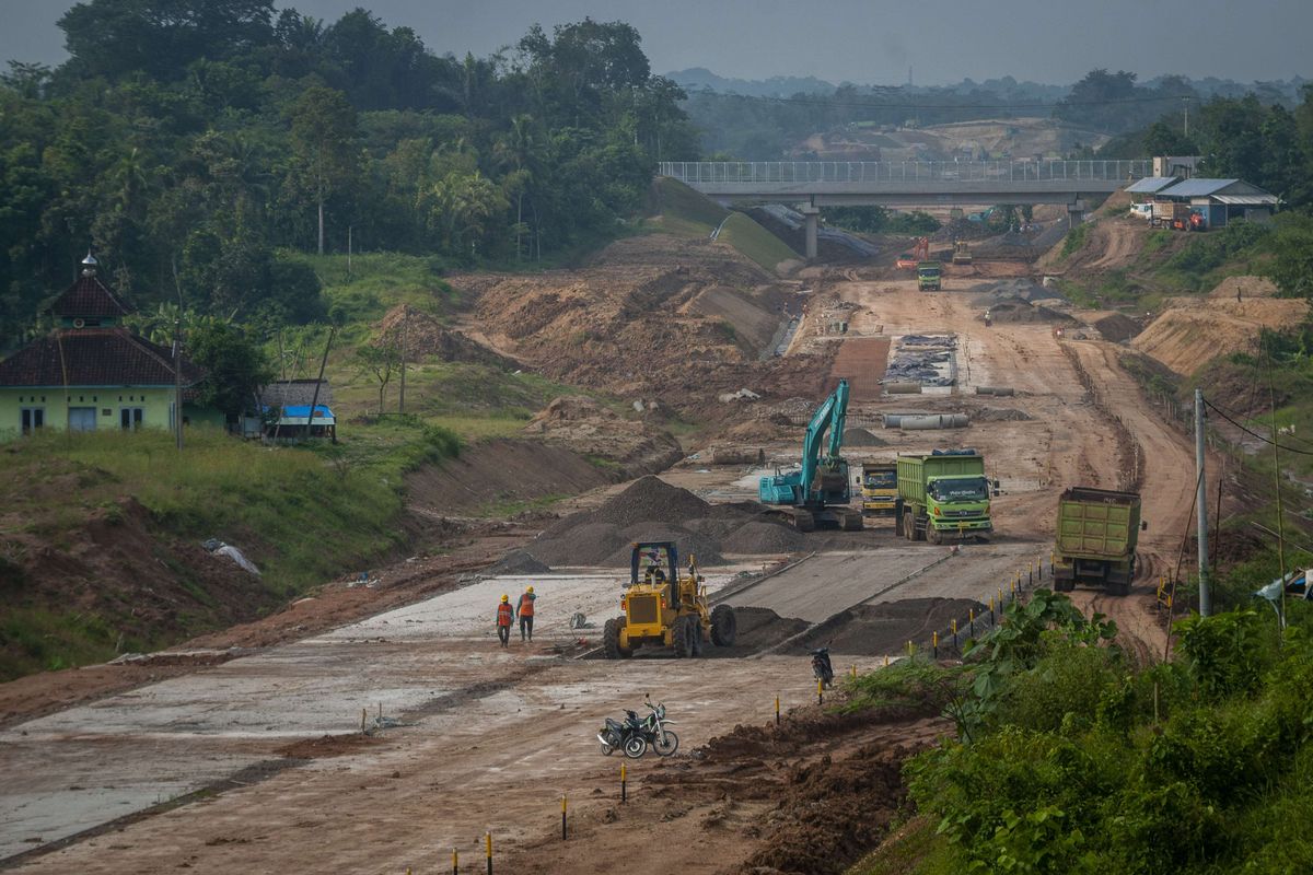 Pekerja menggunakan alat berat untuk menyelesaikan pembangunan tol seksi II Rangkasbitung-Cileles di Lebak, Banten, Senin (23/5/2022). Jalan Tol Serang-Panimbang sepanjang 88,67 km yang akan menjadi akses menuju objek wisata Kawasan Ekonomi Khusus (KEK) Tanjung Lesung tersebut pembangunannya pada seksi II Rangkasbitung-Cileles telah mencapai 23,31 persen dan ditargetkan beroperasi pada tahun 2024.