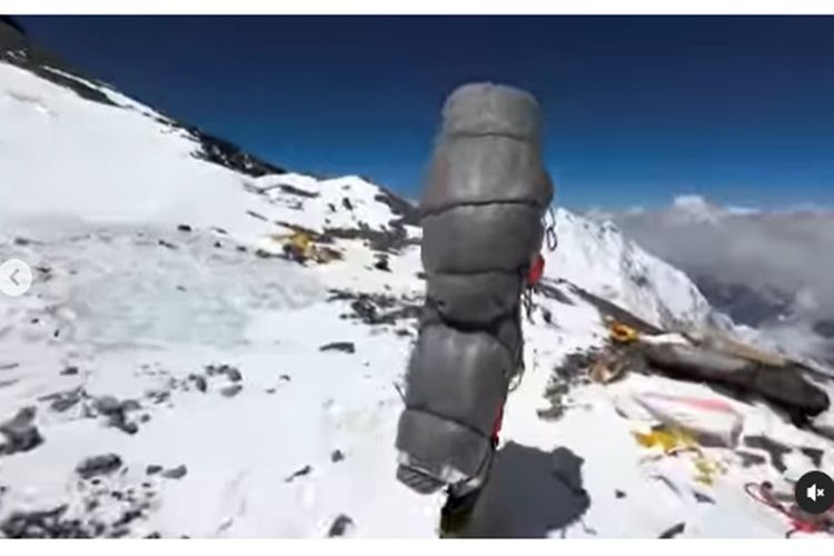 Gelje Sherpa sedang menggendong pendaki Malaysia yang ditemukan di zona kematian gunung Everest
