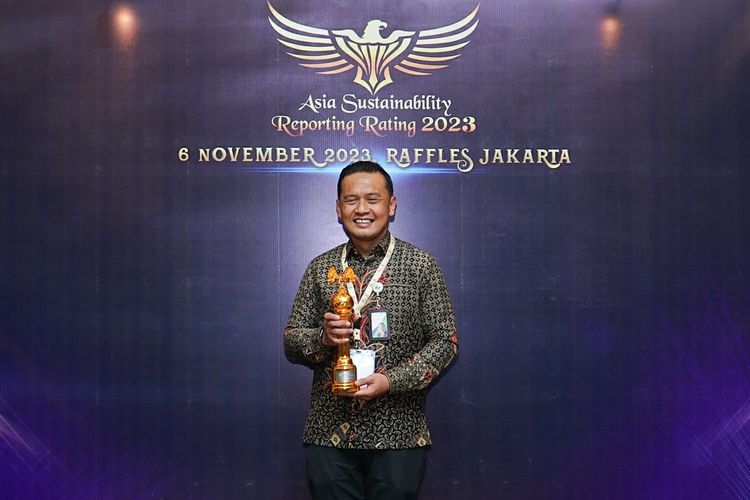 Direktur Keuangan BPJS Ketenagakerjaan Asep Rahmat Suwandha memegang trofi penghargaan yang diraih BPJS Ketenagakerjaan karena Gold Rank dalam kompetisi Asia Sustainability Report Rating (ASRRAT) 2023 yang digelar oleh National Center for Sustainability Reporting (NCSR), di Jakarta, Senin (6/11/2023).