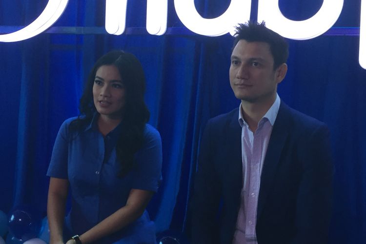 Titi Kamal dan Christian Sugiono berpose ketika menghadiri acara Nestle Lctogrow di Tower Multivision, Kuningan, Jakarta Selatan, Jumat (27/7/2018).