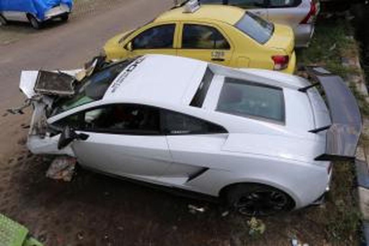 Mobil sport Lamborghini rusak terparkir di Samsat Mangga Dua, Jakarta Utara, Minggu (8/6/2014). Mobil sport Lamborghini itu terlibat kecelakaan dengan truk di Tol Tanjung Priok Minggu (8/6) pagi. Kecelakaan tersebut diduga sopir Lamborghini mengantuk.