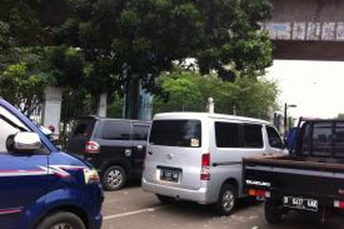 Parkir liar terpantau di sekitar kawasan Monas, Kamis (1/1/2015).