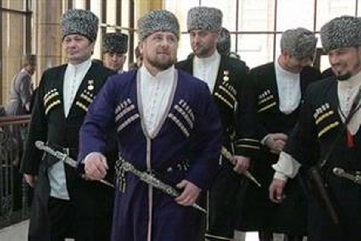 REVIVALISME - Orang terkuat Chechnya, Ramzan Kadyrov (tengah, depan) dan para pejabatnya terlihat berbusaha tradisional, saat perayaan Hari Bahasa Chechnya di Grozny, wilayah Rusia, 25 April 2010.  Ramzan Kadyrov mewajibkan para perempuan berbusana muslimah.