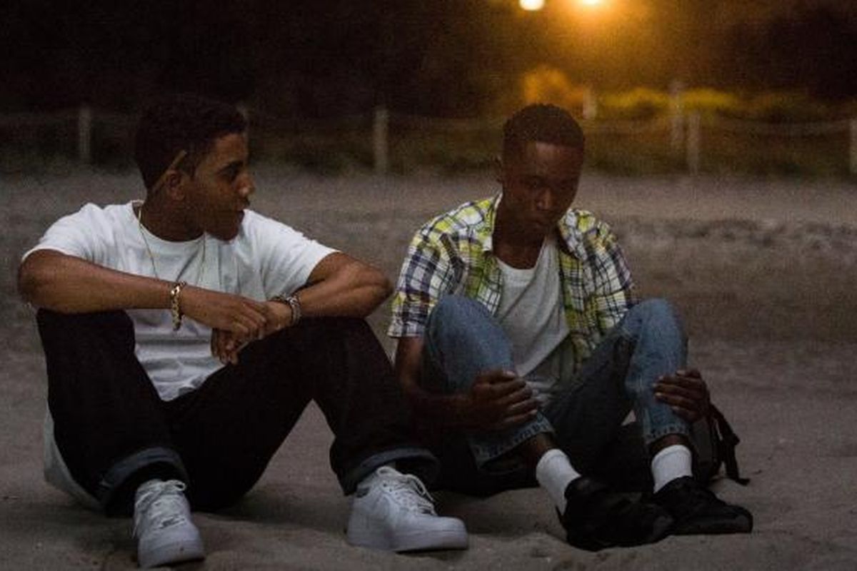 Ashton Sanders dan Jharrel Jerome bermain dalam Moonlight (2016).