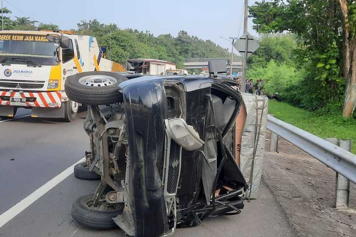 Kendaraan roda empat terlibat kecelakaan beruntun di Tol Cipularang, Rabu (10/7/2024)