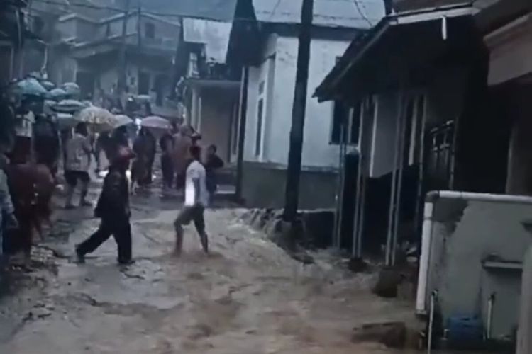 Tanah longsor di Kecamatan Watukumpul, Kabupaten Pemalang, Jawa Tengah, belasan rumah rusak berat dan ringan