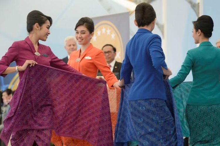 Garuda Indonesia Raih World Best Cabin Staff - Para pramugari Garuda Indonesia melakukan performer usai menerima penghargaan Worldâ??s Best Cabin Staff dari Skytrax yang berbarengan dengan ajang pameran kedirgantaraan Farnborough Air Show 2016 di Farnborough, Inggris, Selasa (12/7). Penghargaan ini merupakan yang ketiga kalinya bagi Garuda Indonesia.
Kompas/Wawan H Prabowo