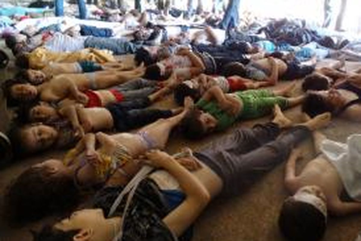 Para korban serangan udara Pemerintah Berkuasa Suriah, Rabu (21/8/2013) dini hari. Tak terlihat darah pada para korban tewas ini. - / SHAAM NEWS NETWORK / AFP