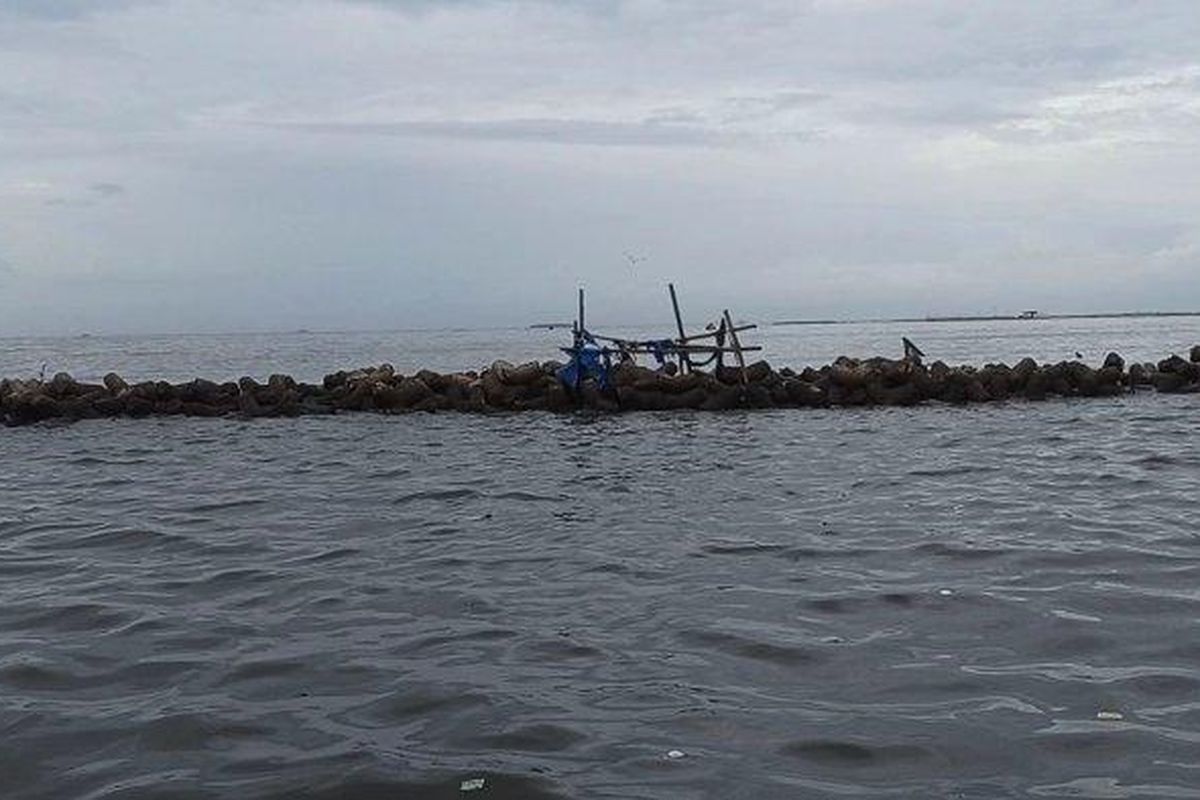 Bebatuan pemecah ombak di perairan Kali Adem, Muara Angke, Penjaringan, Jakarta Utara, tempat dua pemancing dihantam ombak besar pada Minggu (6/12/2020).