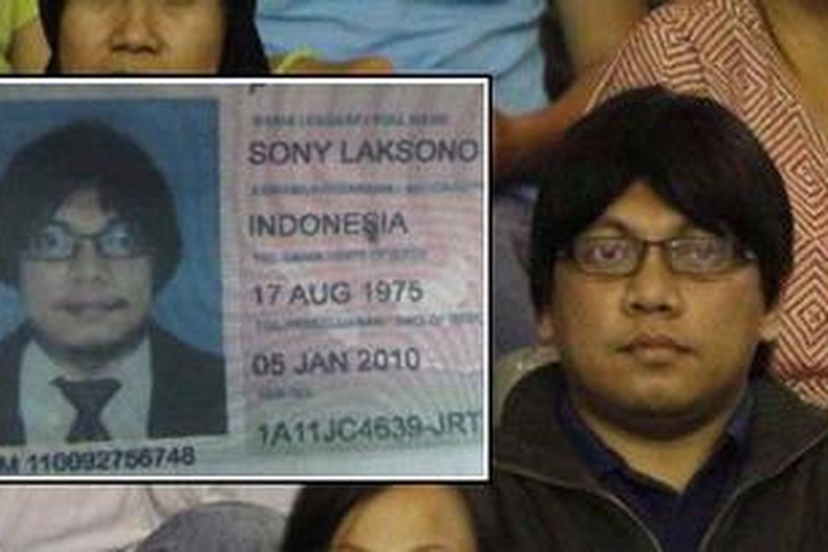 Sekretaris Satuan Tugas Pemberantasan Mafia Hukum Denny Indrayana mengunggah foto paspor Sony Laksono (kiri), Rabu (5/1/2011). Sosok Sony Laksono mirip dengan sosok Gayus mengenakan wig dan kacamata (kanan) yang tertangkap kamera wartawan saat menonton pertandingan tenis di Bali.