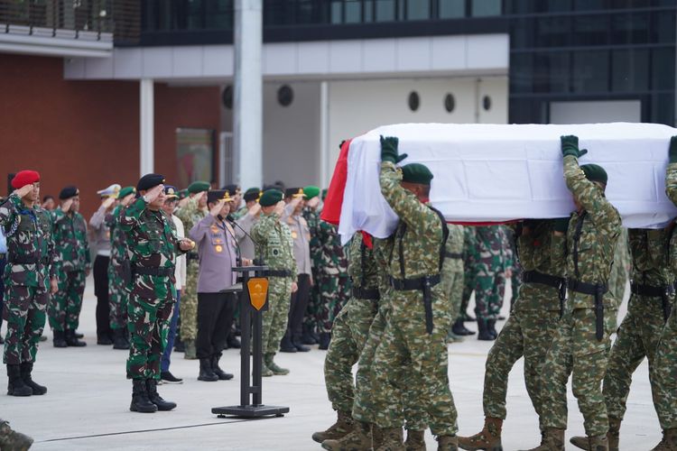 Panglima TNI Laksamana Yudo Margono menyambut kedatangan tiga jenazah prajurit TNI Angkatan Darat yang gugur dalam penyelamatan pilot pesawat Susi Air Philips Mark Merthens di Pangkalan Udara (Lanud) Halim Perdana Kusuma, Jakarta Timur, Kamis (20/4/2023) sore.