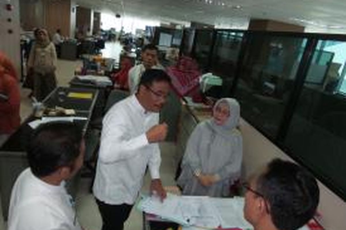 Wakil Gubernur DKI Jakarta Djarot Saiful Hidayat saat melakukan inspeksi mendadak ke Kantor Biro Umum, di Balai Kota, Jumat (15/5/2015). Sidak dilakukan untuk mengecek jumlah PNS yang masuk pada 