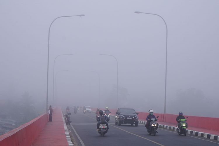 Kondisi kabut asap tebal yang menyelimuti kota Palembang akibat kebakaran lahan di wilayah Sumatera Selatan, Kamis (5/9/2019).