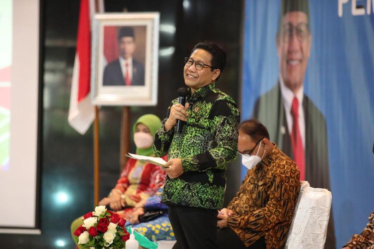 Mendes PDTT Abdul Halim Iskandar memberikan pengarahan pada acara Pemanggilan, Pembekalan dan Orientasi Calon Pegawai Negeri Sipil (CPNS) Tahun Anggaran 2021 di Gedung Makarti Muktitama, Kemendesa PDTT, Jakarta, Kamis (12/5/2022). 
