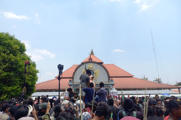 warga saat berebut gunungan di halaman Masjid Kagungan Dalem Keraton Yogyakarta, Kamis (28/9/2023)