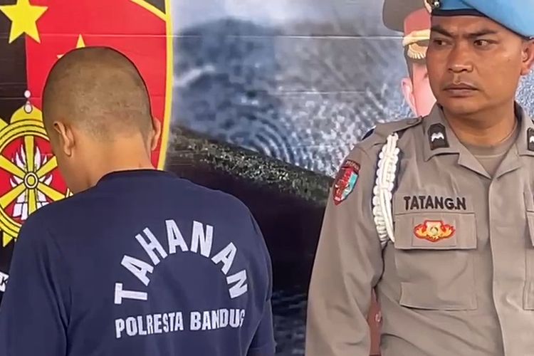 Kapolresta Bandung Kombes Pol Aldi Subartono saat melakukan gelar perkara di Mapolresta Bandung terkait pembunuhan di DesaSayati, Kecamatan Margahayu, Kabupaten Bandung, Jawa Barat, Senin (27/1/2025)