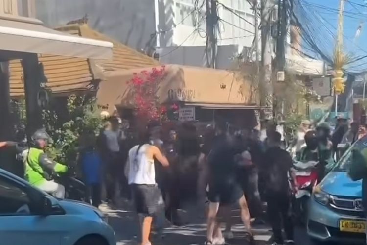 Viral WNA Baku Hantam di Gigi Susu Canggu, Dipicu Sopir Taksi Diludahi