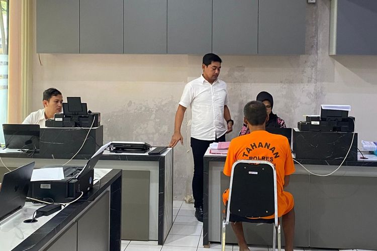 Petugas Unit Pelayanan Perempuan dan Anak (PPA) Satreskrim Polres Tuban, Jawa Timur, melakukan pemeriksaan terhadap tersangka tindak pidana perdagangan orang di Kabupaten Tuban, Jawa Timur, Kamis (14/8/2025).